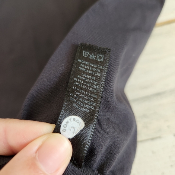 Skims Essential Short Sleeve Bodysuit Black Size Small/Medium - Picture 3 of 8